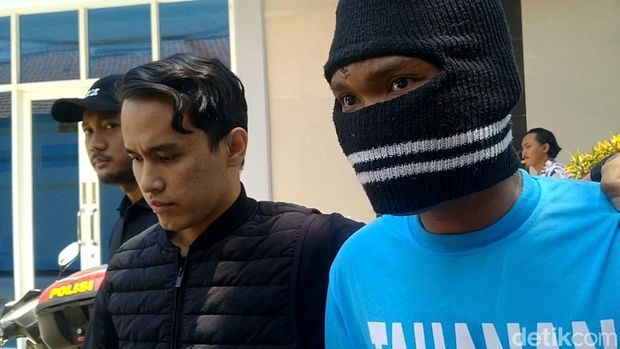 AM (26), pelaku pembunuhan gadis berseragam Pramuka dihadirkan dalam jumpa pers di kantor Polres Pemalang, Senin (25/9/2023).