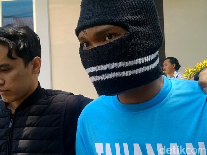 AM (26), pelaku pembunuhan gadis berseragam Pramuka dihadirkan dalam jumpa pers di kantor Polres Pemalang, Senin (25/9/2023).