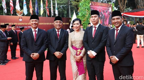 Anggota KPU Bali terpilih seusai pelantikan di gedung KPU RI, Minggu (24/9/2023).
