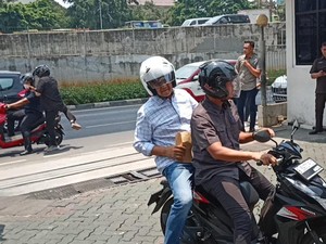 Diantar Naik Motor, Anies Datangi Baintelkam Polri untuk Urus SKCK