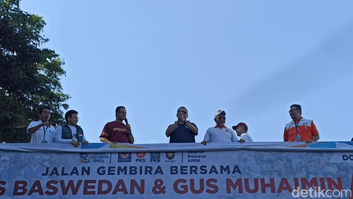 Anies Baswedan menghadiri acara Jalan Gembira di Makassar.