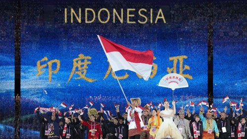 Indonesia athletes and team officials arrive during the opening ceremony of the 19th Asian Games in Hangzhou, China, Saturday, Sept. 23, 2023. (AP Photo/Lee Jin-man)