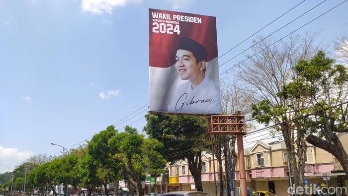 Baliho Gibran Rakabuming Raka mejeng di Jalan Jenderal Sudirman Kota Magelang. Foto diunggah Senin (25/9/2023).