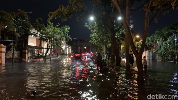 Banjir di Jalan Amir Hamzah Medan. (Raja Sinaga/detikSumut)