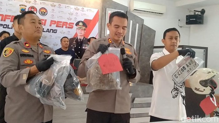 Barang bukti pembunuhan gadis berseragam pramuka di Pemalang.