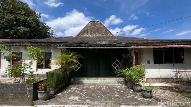Beberapa bagian di kompleks Dalem Mangkubumen, Jogja. Mulai dari atap yang tertulis angka tahun pembangunan, hingga kondisi terkini sejumlah bagunan yang tak terawat. Foto diunggah pada Senin (25/9/2023).