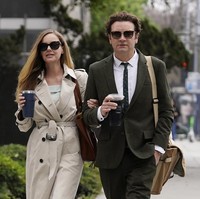 Aktris Bijou Phillips setia menemani suaminya aktor Danny Masterson dalam proses hukum kasus pemerkosaan. Bijou menemani Danny di persidangan sang suami. Foto: dok. AP