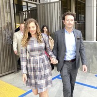 Ini potret persidangan di hari sebelumnya. Tampak keduanya masih mesra dengan bergandengan tangan. Foto: dok. AP