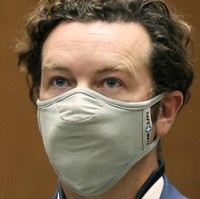 Pada 2020, Bijou pernah menjalani persidangan. Bintang That 70’s Show itu duduk di persidangan dengan jas dan masker. Namun sidang tersebut ditunda dan kembali digelar di bulan Mei. Foto: dok. AP