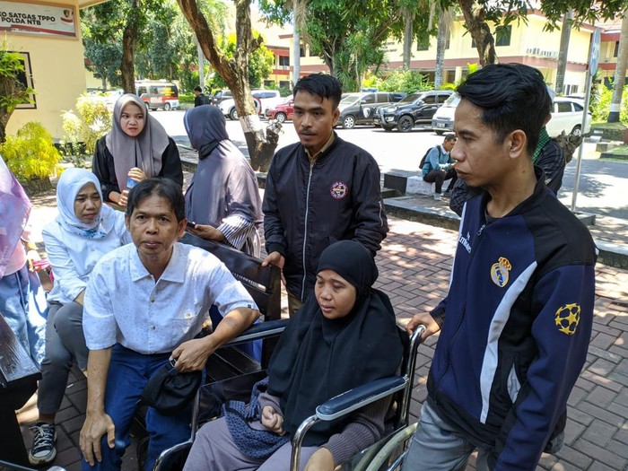 Budi Hartini melaporkan dugaan tindak pidana perdagangan orang (TPPO) yang dialaminya ke Polda Nusa Tenggara Barat (NTB), Senin (25/9/2023). (Ahmad Viqi/detikBali).