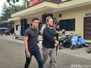 Keluarga Minta Bule Amerika yang Tusuk Mati Mertua Dihukum Berat