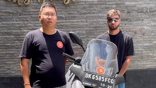 Niki (kanan), turis Rusia, meminta maaf setelah videonya saat mengendarai motor zig-zag sambil minum bir di Bali viral.