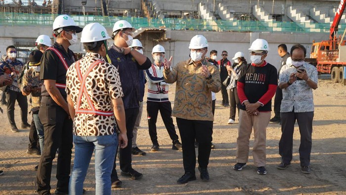 Bupati Kediri Hanindhito Himawan Pramana meninjau progres pembangunan Stadion Gelora Daha Jayati (GDJ) dan Bandara Kediri .