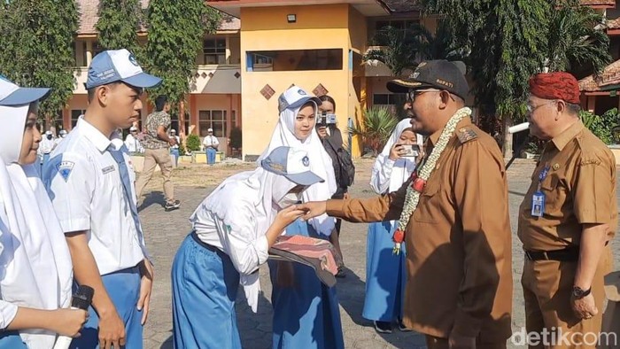 Bupati Sumenep Achmad Fauzi di SMKN 1 Kalianget