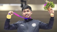 Muhammad Sejahtera Dwi Putra berpose dengan medali emasnya usai upacara penghargaan.  