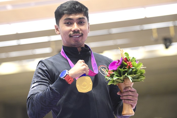 Petembak tunggal putra Indonesia Muhammad Sejahtera Dwi Putra berpose dengan medali emasnya usai upacara penghargaan pemenang final 10 meter running target  Asian Games 2022 di Fuyang Yinhu Sports Centre, Hangzhou, China, Senin (25/9/2023). Muhammad Sejahtera Dwi Putra berhasil mempersembahkan medali emas pertama untuk Indonesia usai mencatatkan poin total poin 578. ANTARA FOTO/M Risyal Hidayat/aww.