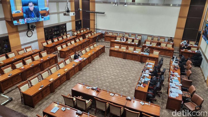 Calon Hakim Konstitusi Abdul Latif mengikuti uji kelayakan dan kepatutan di Komisi III DPR. Uji kelayakan dan kepatutan ini bisa disaksikan publik.