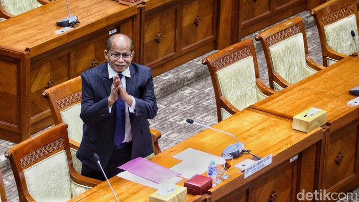 Calon Hakim Konstitusi Abdul Latif mengikuti uji kelayakan dan kepatutan di Komisi III DPR. Uji kelayakan dan kepatutan ini bisa disaksikan publik.