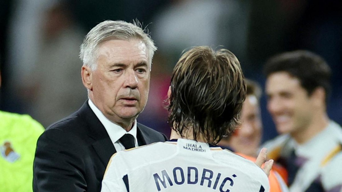 Ancelotti (kiri) dan Modric. Foto: REUTERS/ISABEL INFANTES