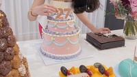 Kalau ini momen Chef saat merayakan ulang tahunnya yang ke-27. Ia mendapatkan banyak kiriman kue ulang tahun dan karangan bunga yang cantik. Foto: Instagram @chengiovanis