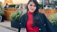Momen makan mewahnya juga terlihat ketika liburan ke Prancis. Saat itu, ia berada di sebuah restoran yang memiliki pemandangan cantik berlatarkan Menara Eiffel Paris. Foto: Instagram @chengiovanis