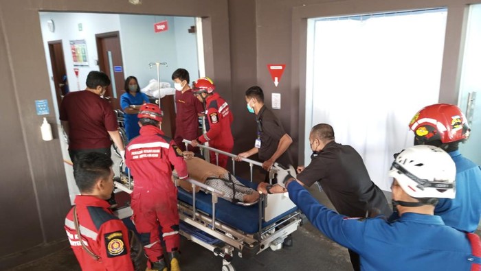 Damkar Makassar evakuasi wanita jatuh dari lantai 2 saat kejar kucing. Dokumen Istimewa