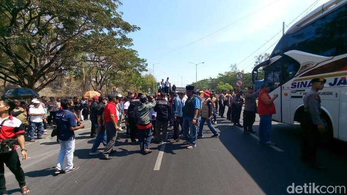Demo di akses masuk Jembatan Suramadu sisi Bangkalan menyebabkan lalu lintas kendaraan menuju Surabaya dibuka tutup.