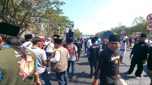 Demo di akses masuk Jembatan Suramadu sisi Bangkalan menyebabkan lalu lintas kendaraan menuju Surabaya dibuka tutup.