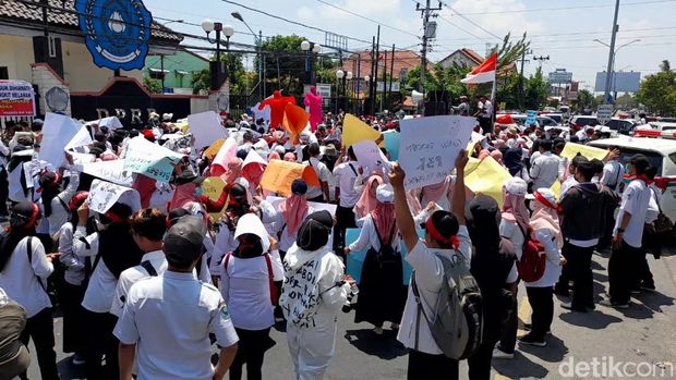 Demo nakes di Brebes tutup jalur pantura