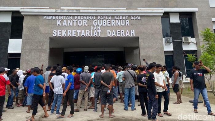 Demo sopir angkot di Sorong tuntut taksi online disetop.
