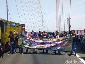 5 Fakta Demo Tutup Suramadu Protes Truk Garam Penyebab Kecelakaan