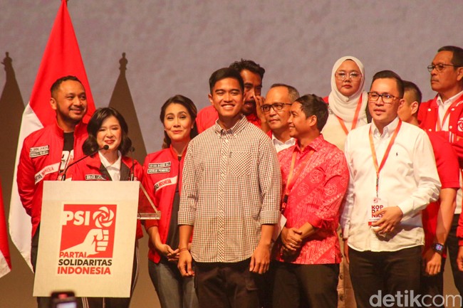 Minggu (24/9/2023) menandai babak baru dalam kehidupan Kaesang karena ia ditunjuk sebagai Ketua Umum Partai Solidaritas Indonesia (PSI) meski baru dua hari bergabung. Kemeja kotak-kotak menjadi andalannya untuk momen penting itu. Pilihan busana tersebut sedikit mengingatkan pada seragam ayahnya saat mencalonkan diri sebagai presiden. Dalam pidatonya, Kaesang mengaku terjun ke dunia politik karena terinspirasi oleh Jokowi. Beliau ini orang yang saya sangat cintai dan saya hormati, saya ingin mengikuti jejak beliau untuk berpolitik untuk kebaikan, kata Kaesang.(Foto: Andhika Prasetia/detikcom)
