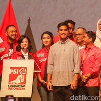 Minggu (24/9/2023) menandai babak baru dalam kehidupan Kaesang karena ia ditunjuk sebagai Ketua Umum Partai Solidaritas Indonesia (PSI) meski baru dua hari bergabung. Kemeja kotak-kotak menjadi andalannya untuk momen penting itu. Pilihan busana tersebut sedikit mengingatkan pada seragam ayahnya saat mencalonkan diri sebagai presiden. Dalam pidatonya, Kaesang mengaku terjun ke dunia politik karena terinspirasi oleh Jokowi. Beliau ini orang yang saya sangat cintai dan saya hormati, saya ingin mengikuti jejak beliau untuk berpolitik untuk kebaikan, kata Kaesang.(Foto: Andhika Prasetia/detikcom)