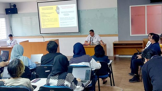 Dirkrimum Polda Metro Jaya Kombes Hengki Haryadi memberikan kuliah umum di UI soal kejahatan TPPO internasional
