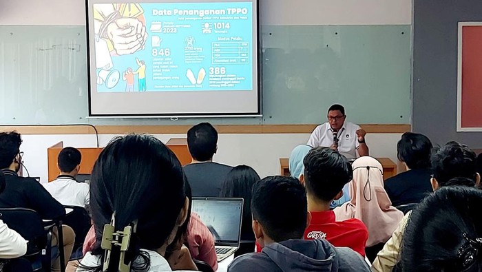 Dirkrimum Polda Metro Jaya Kombes Hengki Haryadi memberikan kuliah umum di UI soal kejahatan TPPO internasional