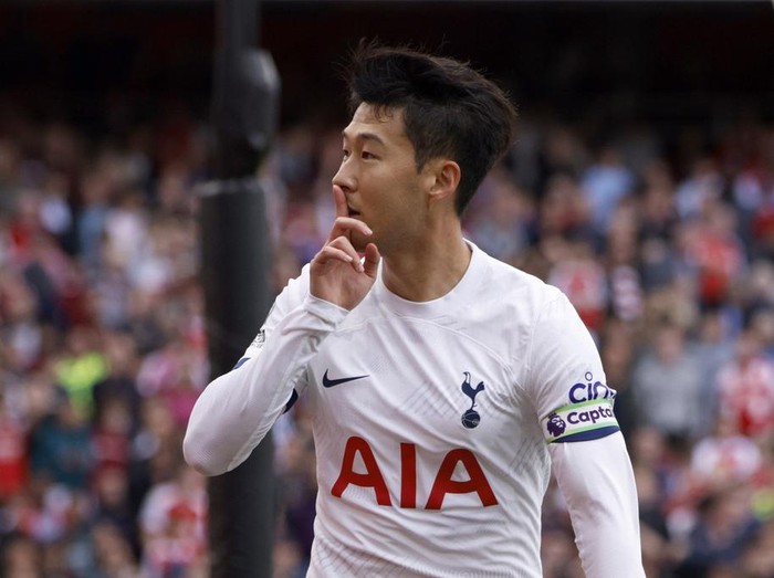 Arsenal vs Tottenham Hotspur imbang 2-2. The Lilywhites dua kali tertinggal, tapi Son Heung-min bikin brace untuk membuat Derby London Utara berakhir sama kuat. Laga tersaji di Emirates Stadium pada laga lanjutan Liga Inggris, Minggu (24/9).