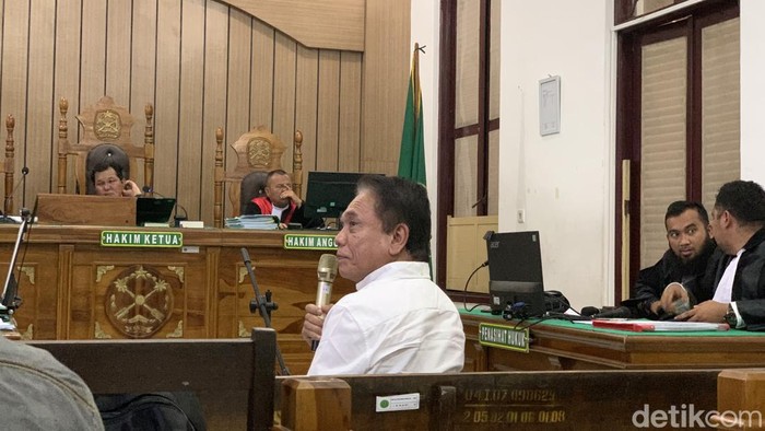 Eks Gubernur Aceh Irwandi Yusuf bersaksi di PN Medan. (Raja Malo Sinaga/detikSumut)