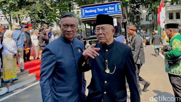 Eks Walkot Bandung Dada Rosada (pakaian serba hitam)
