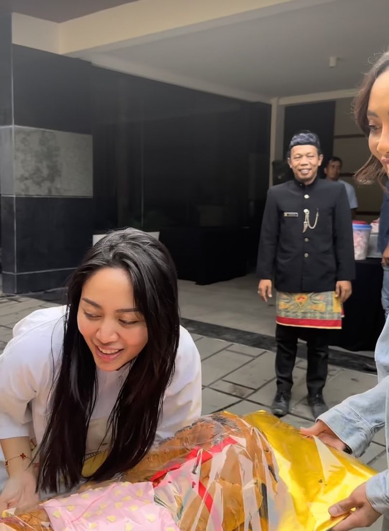 Erika Carlina bawakan roti buaya untuk perayaan ulang tahun Rachel Vennya