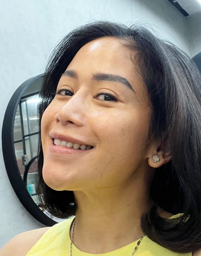 Wanita yang kini jadi perbincangan hangat karena berseteru dengan vlogger lainnya —dikenal sebagai Codeblu— tersebut menyatakan sudah pasrah dengan bentuk hidungnya. Foto: Instagram/@farida.nurhan