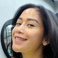 Wanita yang kini jadi perbincangan hangat karena berseteru dengan vlogger lainnya —dikenal sebagai Codeblu— tersebut menyatakan sudah pasrah dengan bentuk hidungnya. Foto: Instagram/@farida.nurhan