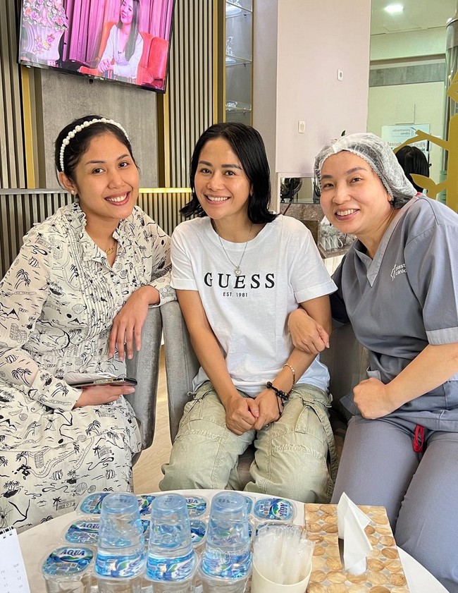 Baru-baru ini wanita asal Lumajang, Jawa Timur, itu juga baru menjalani prosedur operasti plastik lainnya. Dia mengungkap telah mengangkat implan payudara, setelah tiga tahun memakainya. “Serat badan langsung turun hampir 1 kg setelah operasi rek!!!” serunya. Foto: Instagram/@farida.nurhan