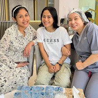Baru-baru ini wanita asal Lumajang, Jawa Timur, itu juga baru menjalani prosedur operasti plastik lainnya. Dia mengungkap telah mengangkat implan payudara, setelah tiga tahun memakainya. “Serat badan langsung turun hampir 1 kg setelah operasi rek!!!” serunya. Foto: Instagram/@farida.nurhan