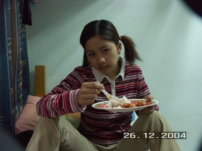 Ini penampilan wanita 41 tahun itu sebelum operasi plastik, sekitar 18 tahun yang lalu. Cuping hidungnya tampak lebih besar dan membulat dibandingkan sekarang. Kala itu dia bekerja sebagai TKW di Hong Kong. Foto: Instagram/@farida.nurhan