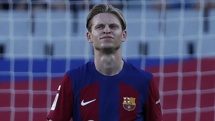 Barcelonas Frenkie de Jong reacts after getting injured during a Spanish La Liga soccer match between Barcelona and Celta at the Olympic Stadium of Montjuic in Barcelona, Spain, Saturday, Sept. 23, 2023. (AP Photo/Joan Monfort)