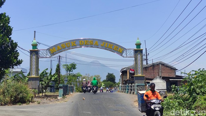 Gapura Desa Jiken, Sidoarjo yang warganya dilarang nikah dengan warga Desa Randegan.