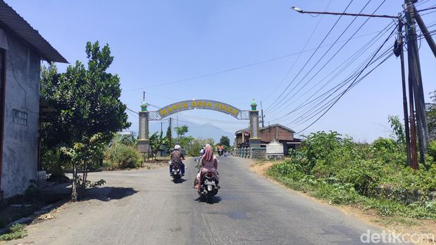 Gapura Desa Jiken, Sidoarjo yang warganya dilarang nikah dengan warga Desa Randegan.