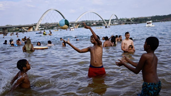 People enjoy in Paranoa Lake during a heatwave in Brasilia, Brazil September 24, 2023. REUTERS/Ueslei Marcelino