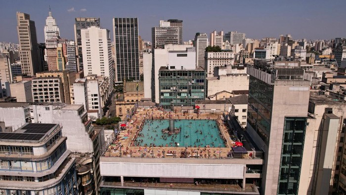 People swim at the swimming pool of Sesc 24 de Maio during a heatwave in the centre of Sao Paulo, Brazil September 24, 2023. REUTERS/Amanda Perobell