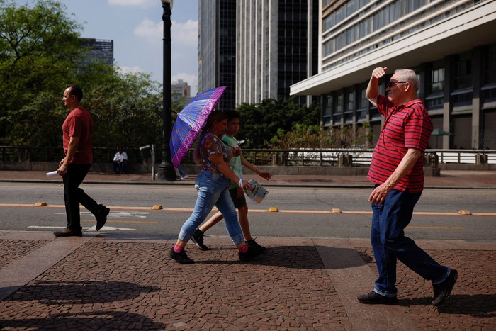 People protect themselves from the sun, during a heatwave in the centre of Sao Paulo, Brazil September 22, 2023. REUTERS/Amanda Perobelli